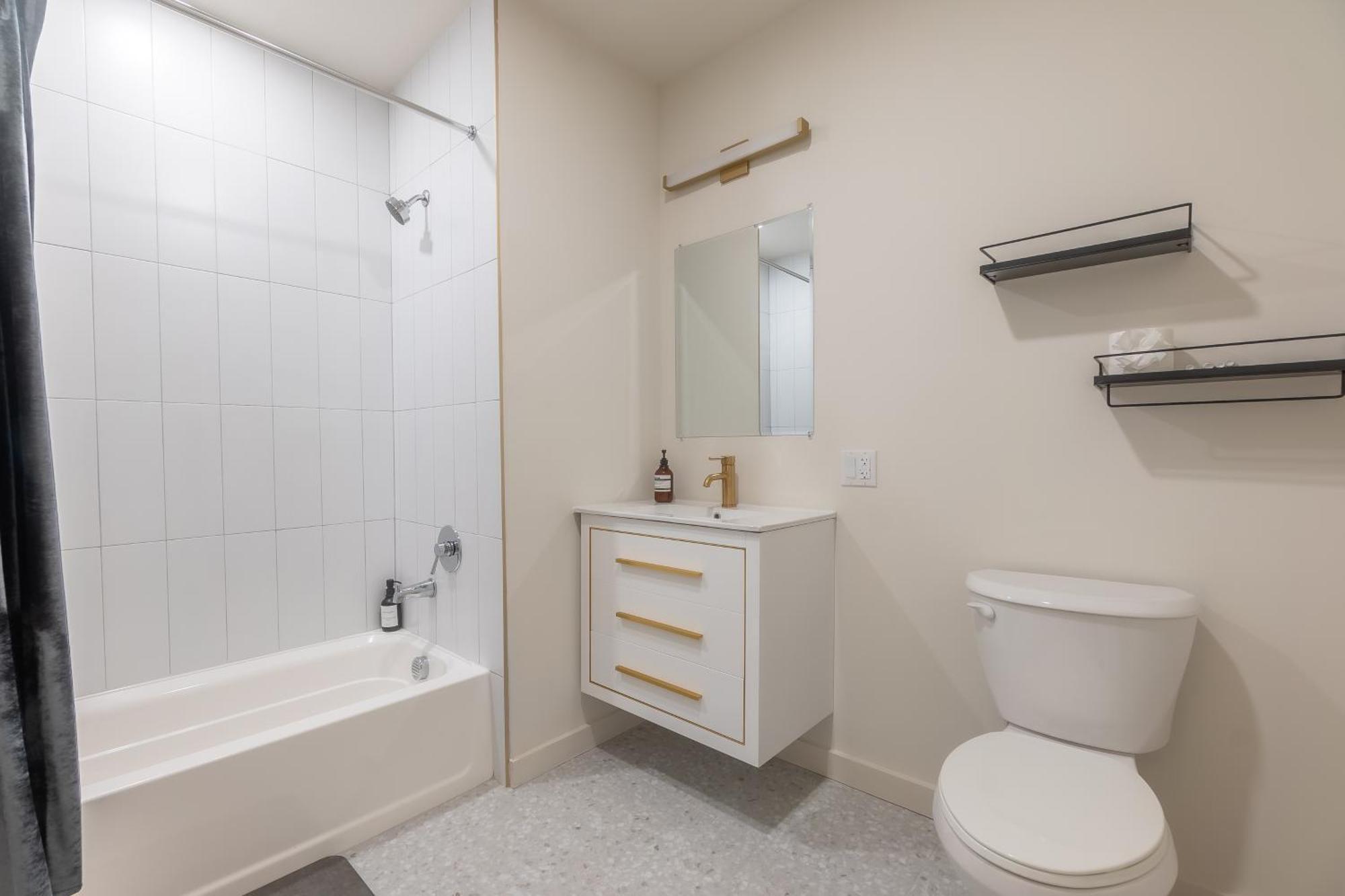 Apartment Rosy Retreat With Nyc Views By The Train, Free Parking, 3 Beds, 20 Percent Off 7 Days *