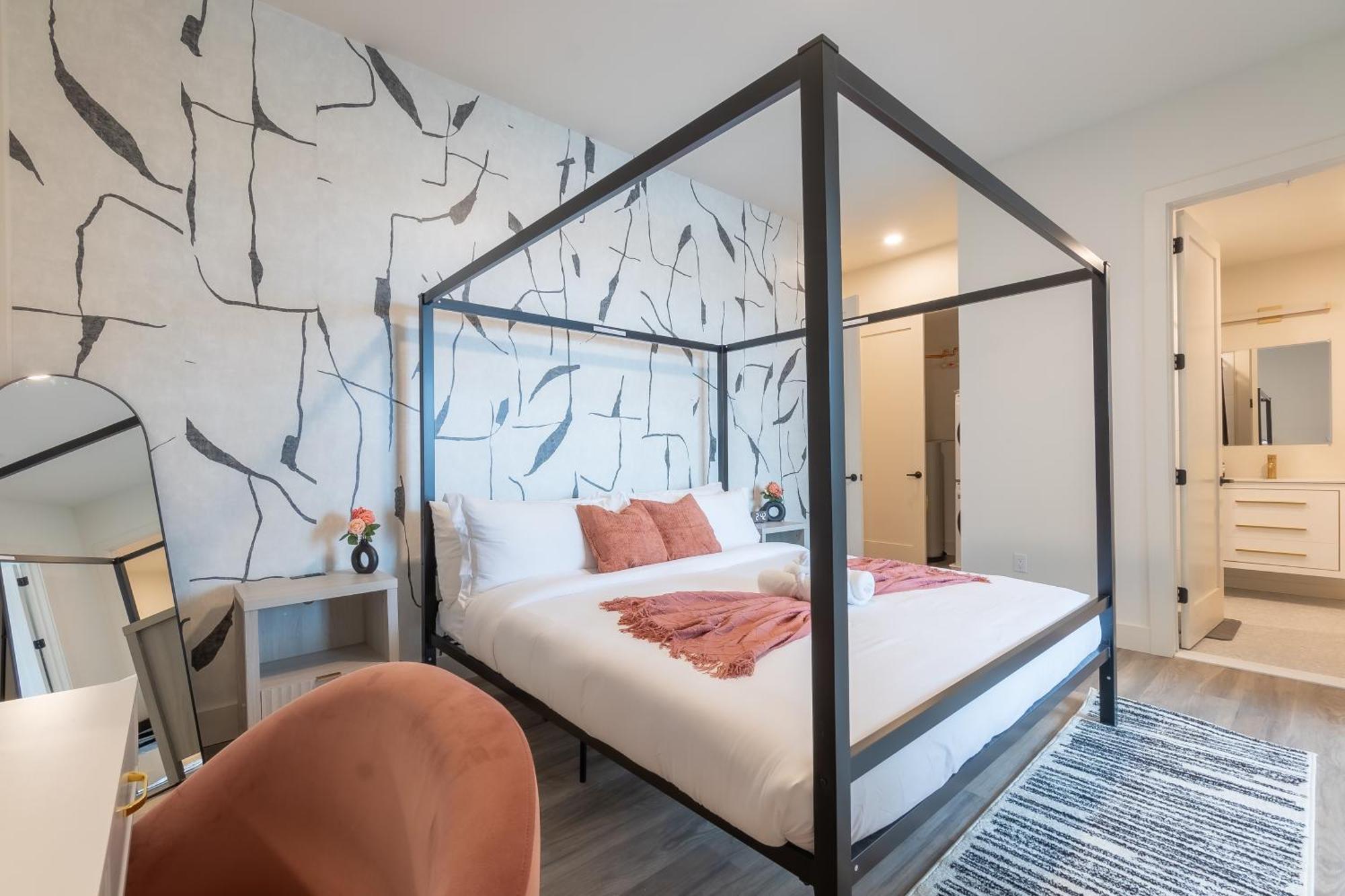 Rosy Retreat With Nyc Views By The Train, Free Parking, 3 Beds, 20 Percent Off 7 Days Apartment Newark