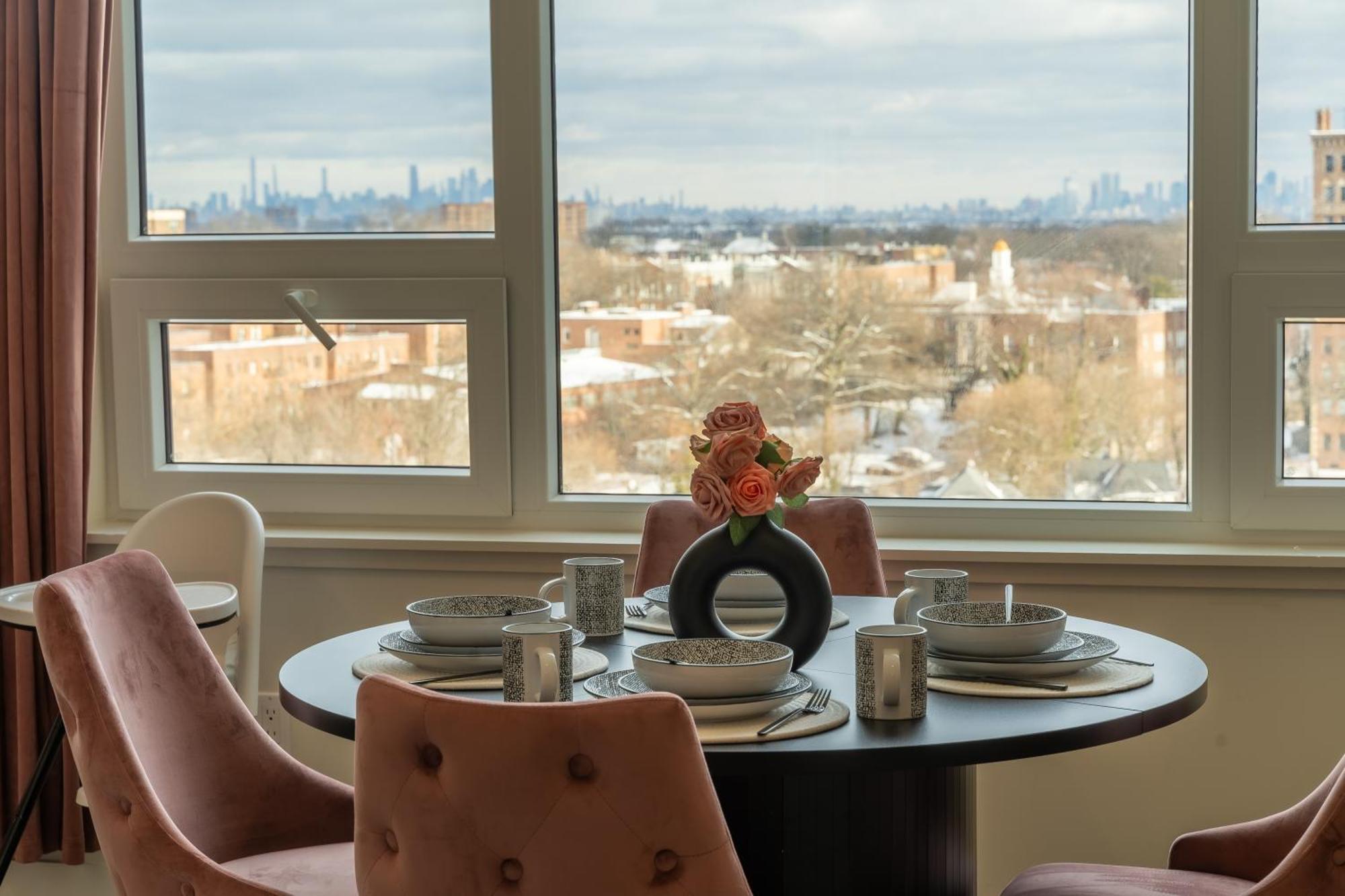 Rosy Retreat With Nyc Views By The Train, Free Parking, 3 Beds, 20 Percent Off 7 Days * Newark
