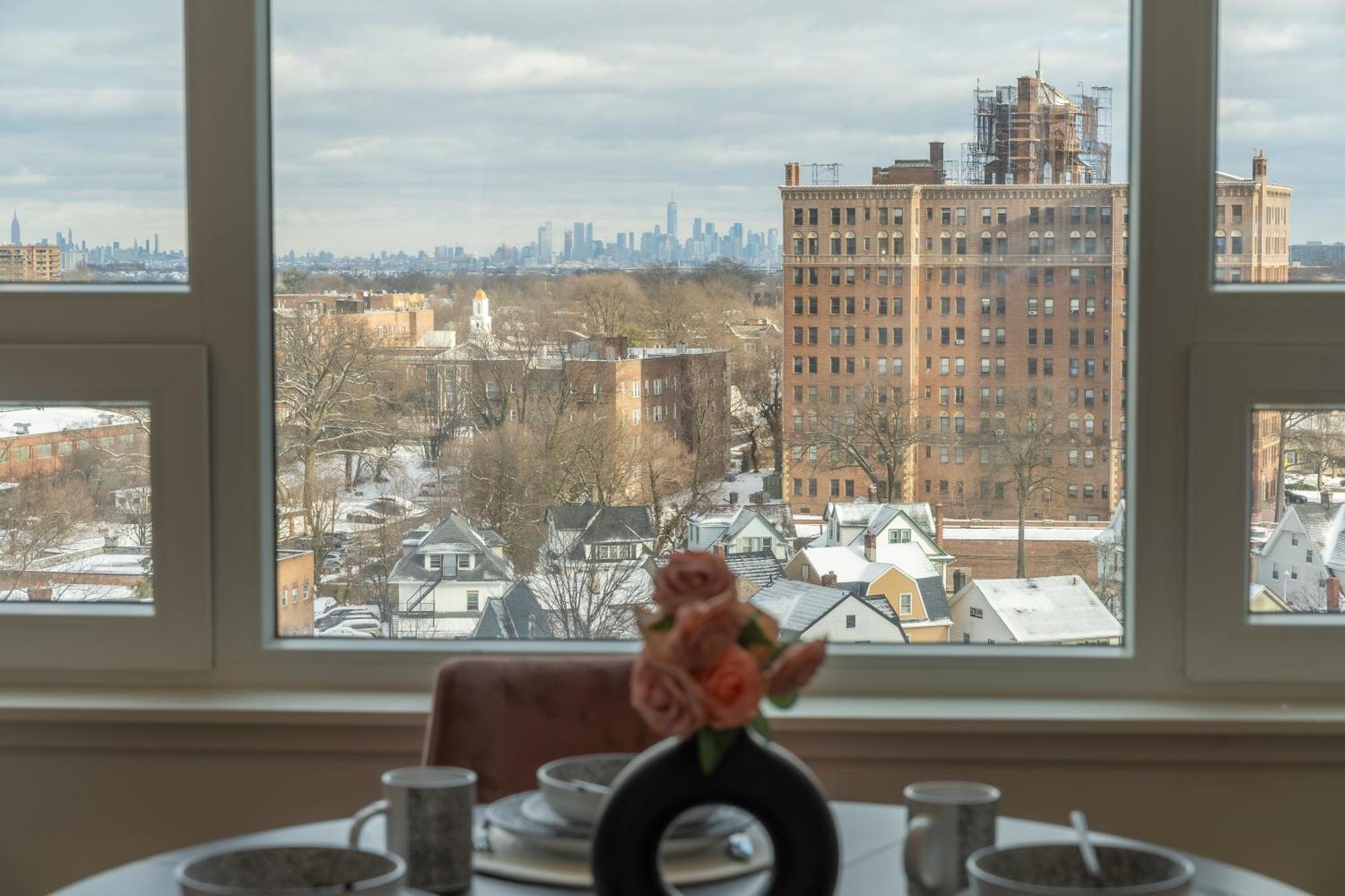 Rosy Retreat With Nyc Views By The Train, Free Parking, 3 Beds, 20 Percent Off 7 Days Apartment Newark