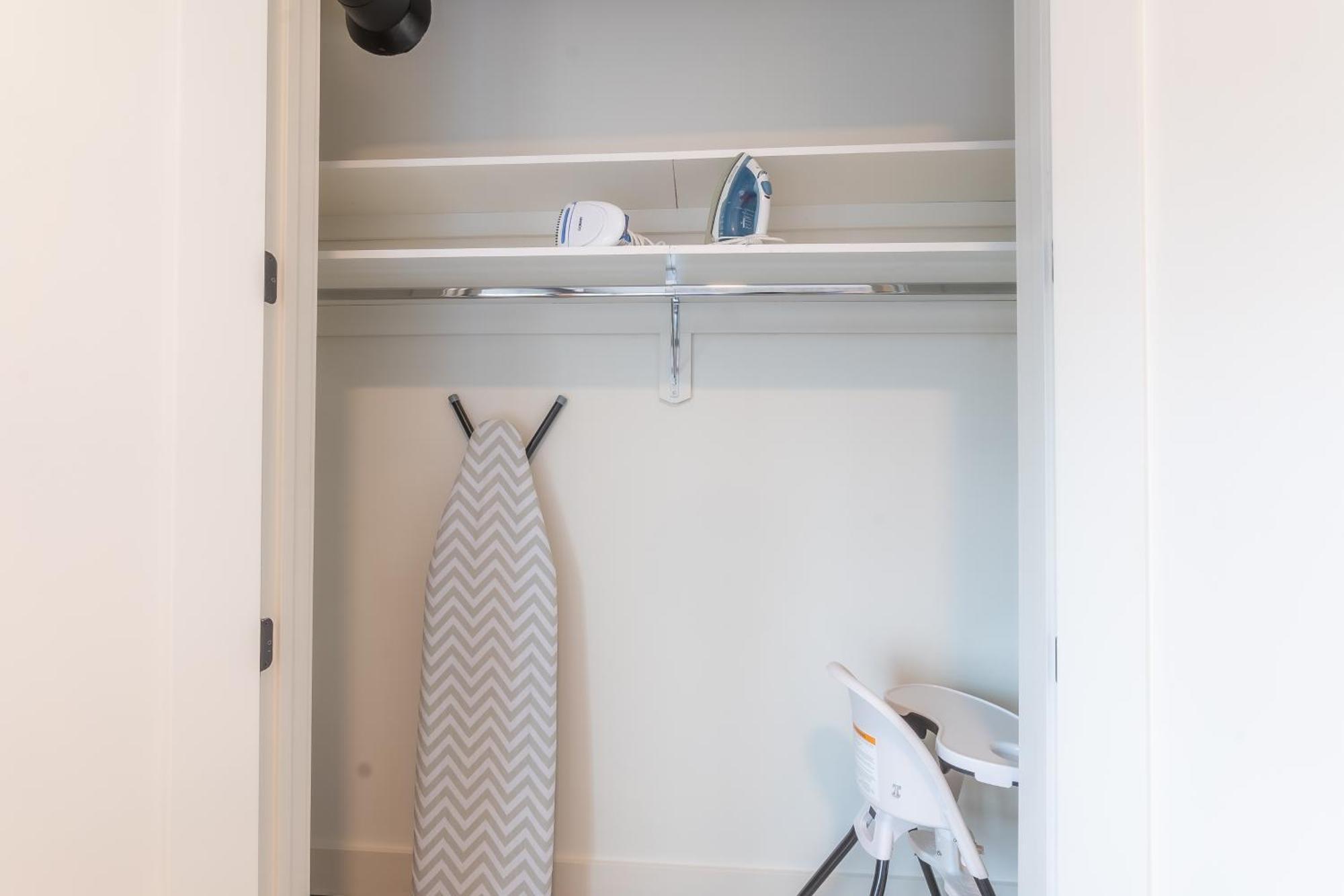 Bright And Bold Escape With Nyc Views And Free Parking, Sleeps 9 And 2 Baths * Newark