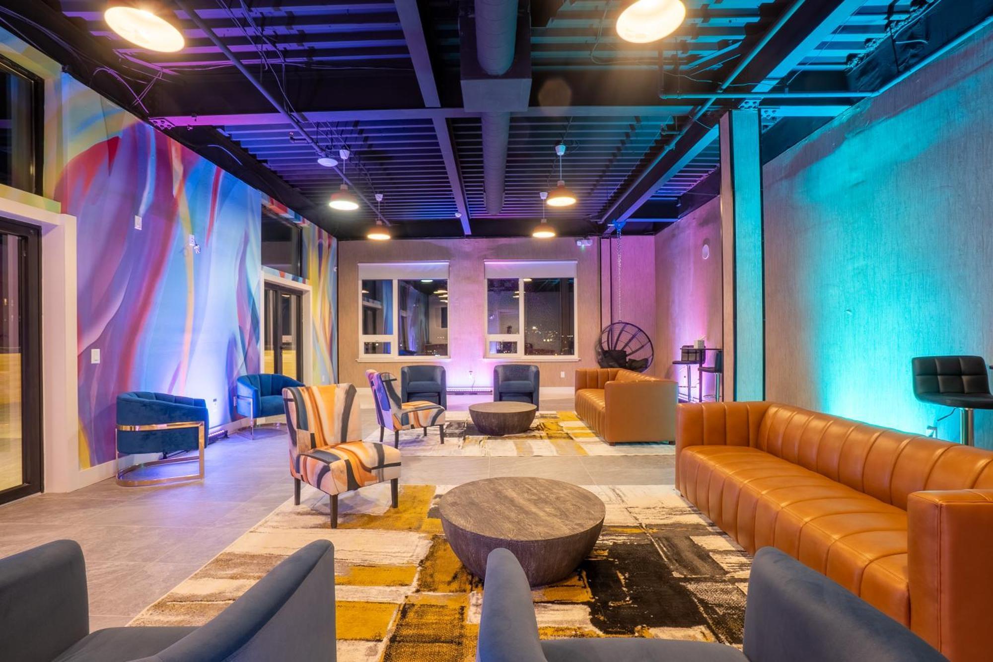 Bright And Bold Escape With Nyc Views And Free Parking, Sleeps 9 And 2 Baths Apartment *