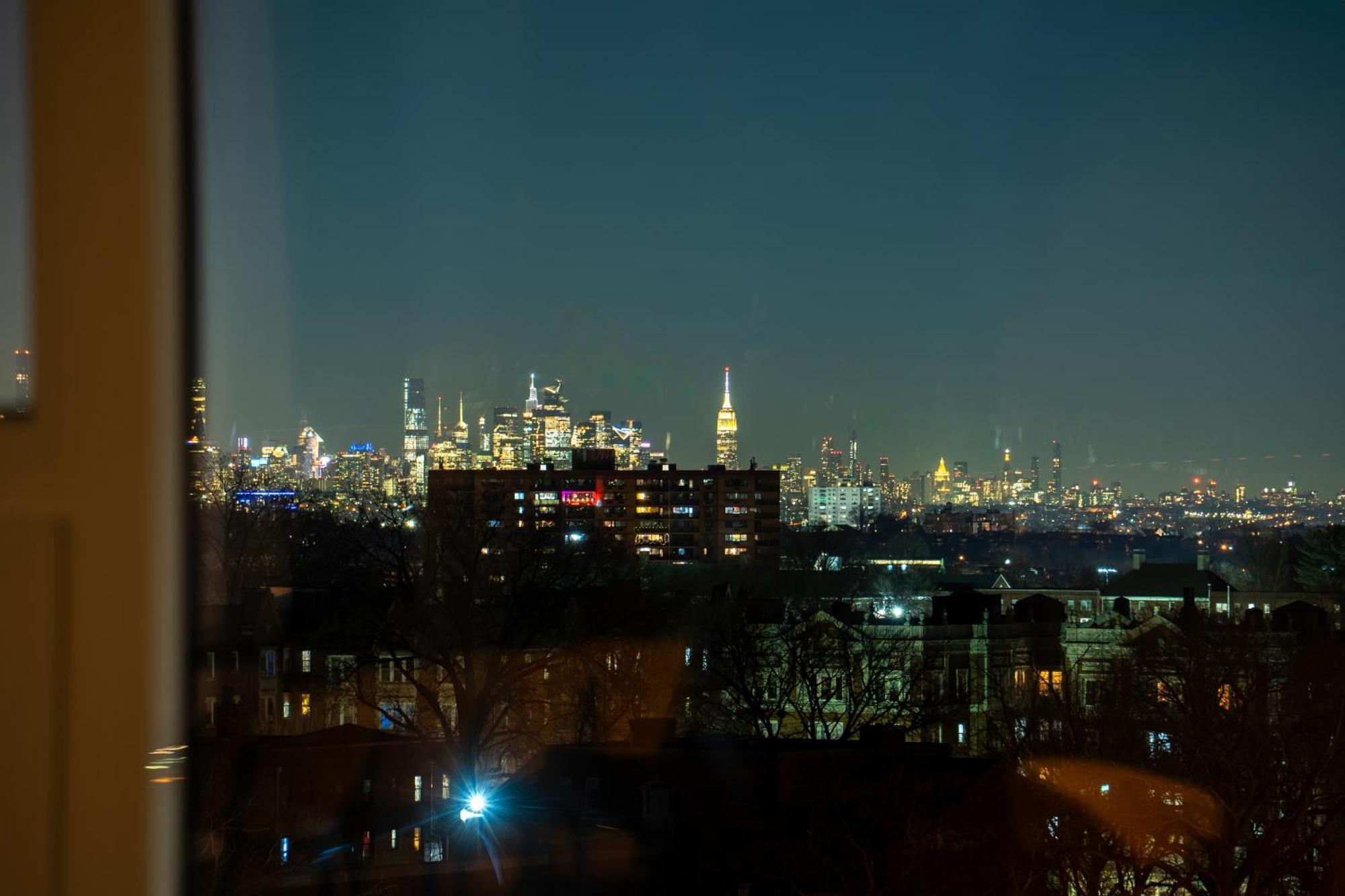 Bright And Bold Escape With Nyc Views And Free Parking, Sleeps 9 And 2 Baths Apartment
