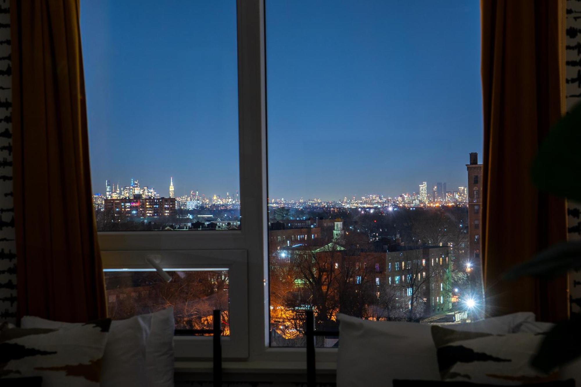 Apartment Bright And Bold Escape With Nyc Views And Free Parking, Sleeps 9 And 2 Baths Newark