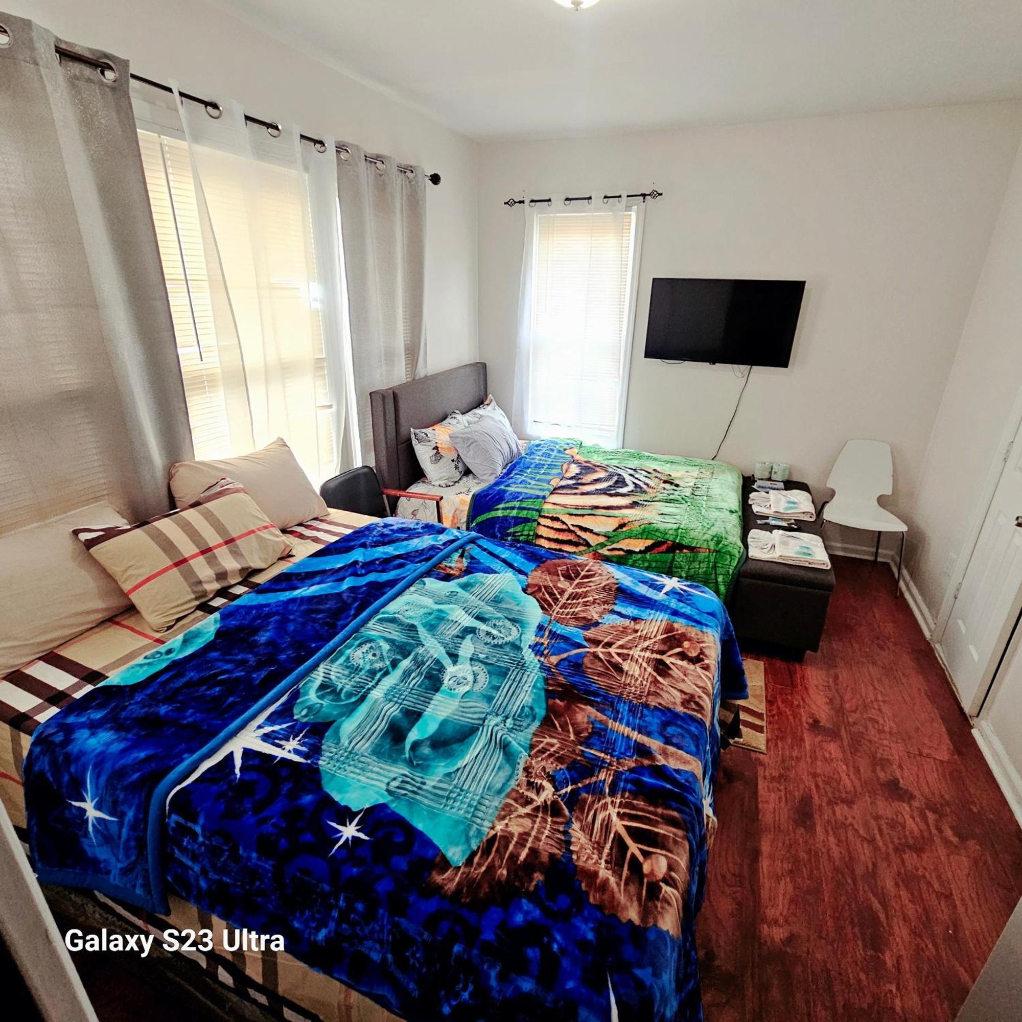 Divine & - 283 Lehigh Ave Guest house *