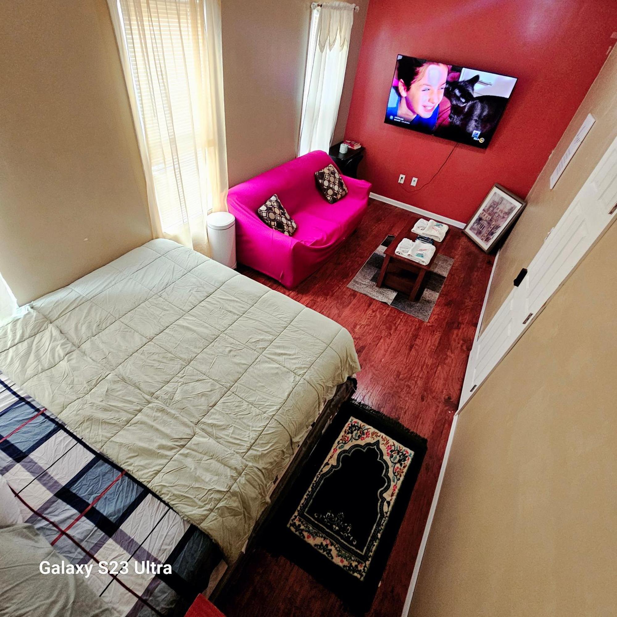 Divine & - 283 Lehigh Ave Guest house *