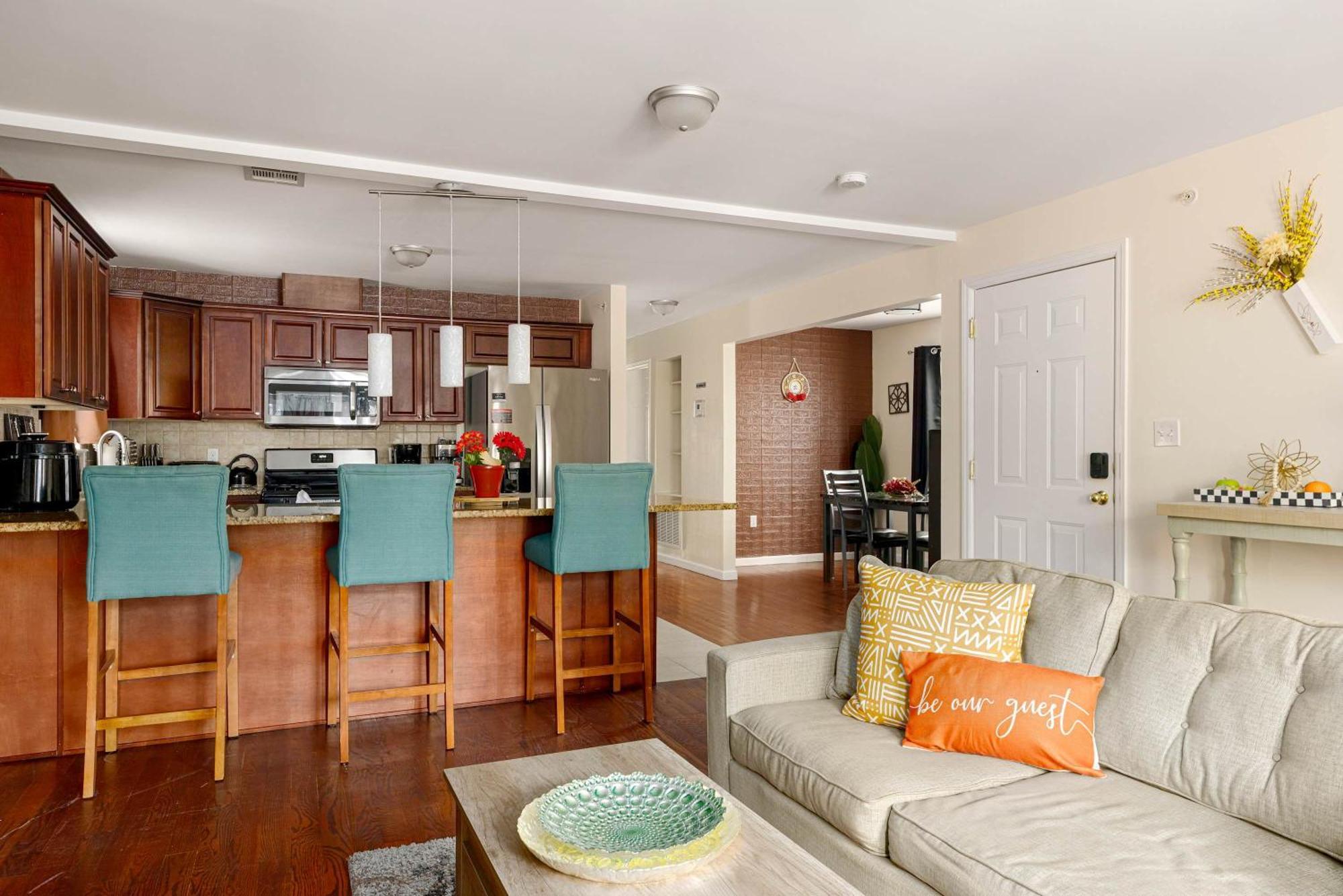 Casa de férias Gem Ruby 3br, 3ba - Sleeps 12 - Walk To Prudential Center And Penn Station, Near Ewr And American Dream Mall, Includes Parking - Wifi - Laundry - Backyard - Gym *
