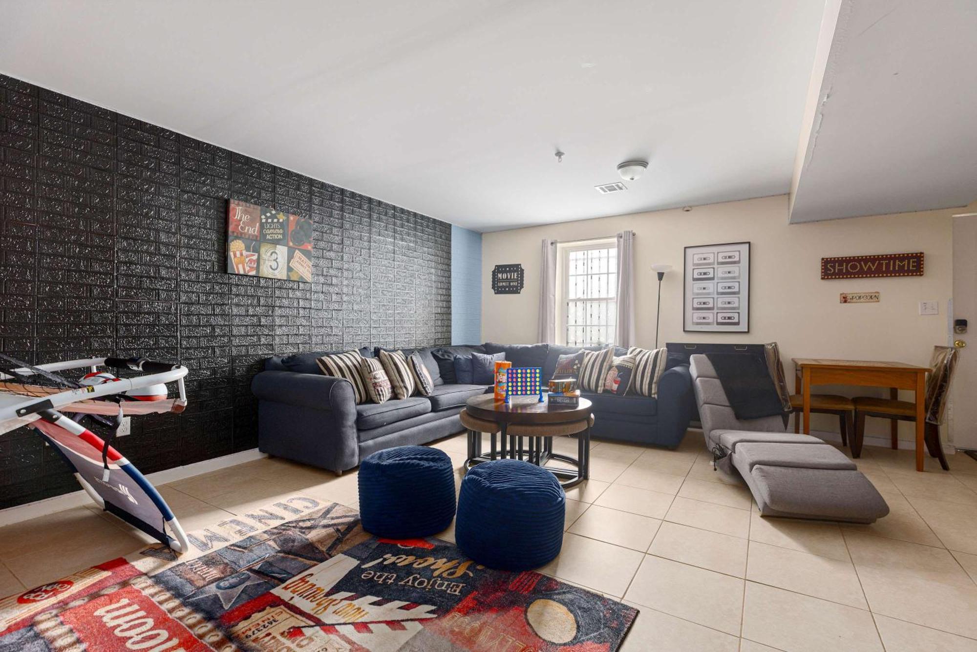 Gem Ruby 3br, 3ba - Sleeps 12 - Walk To Prudential Center And Penn Station, Near Ewr And American Dream Mall, Includes Parking - Wifi - Laundry - Backyard - Gym Newark