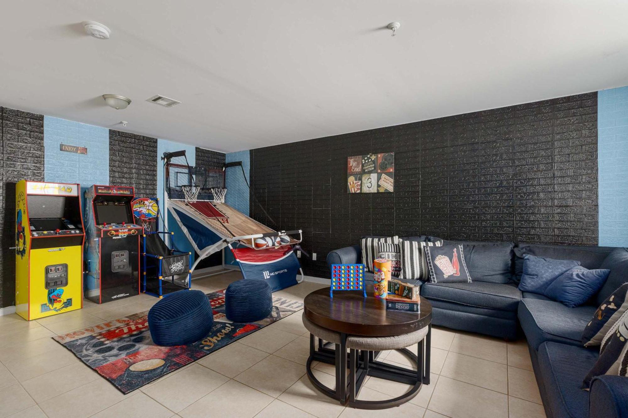 Gem Ruby 3br, 3ba - Sleeps 12 - Walk To Prudential Center And Penn Station, Near Ewr And American Dream Mall, Includes Parking - Wifi - Laundry - Backyard - Gym * Newark