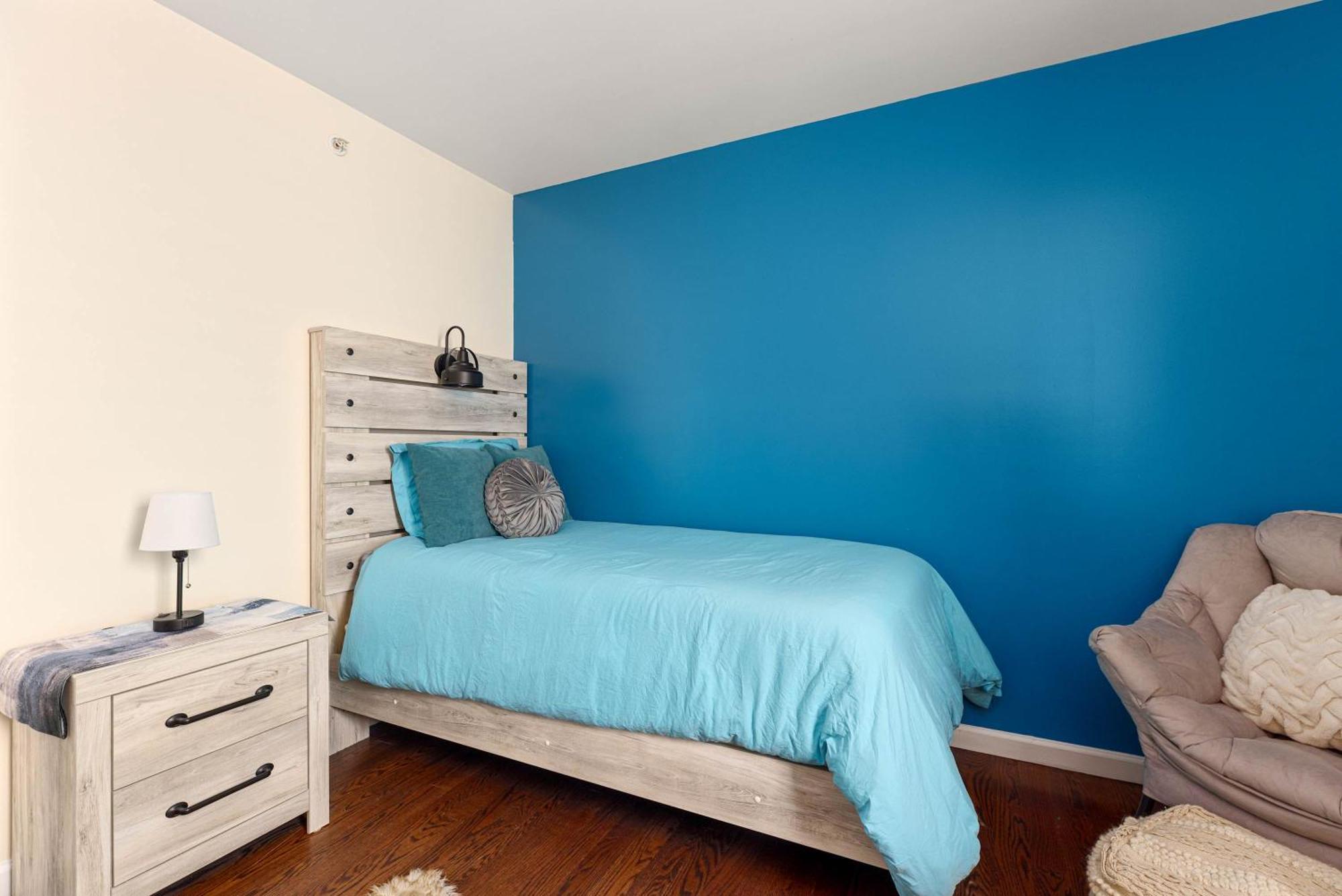 Casa de férias Gem Ruby 3br, 3ba - Sleeps 12 - Walk To Prudential Center And Penn Station, Near Ewr And American Dream Mall, Includes Parking - Wifi - Laundry - Backyard - Gym *