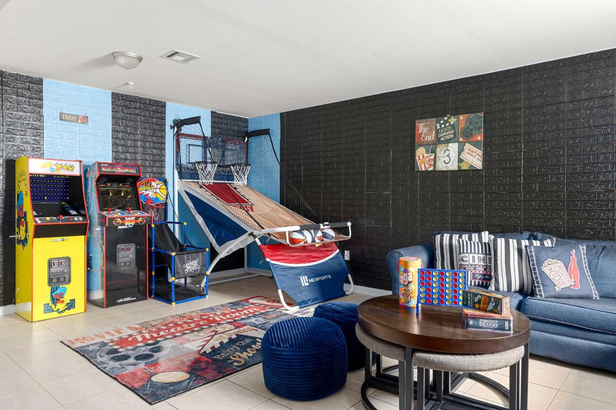 Casa de férias Gem Ruby 3br, 3ba - Sleeps 12 - Walk To Prudential Center And Penn Station, Near Ewr And American Dream Mall, Includes Parking - Wifi - Laundry - Backyard - Gym *