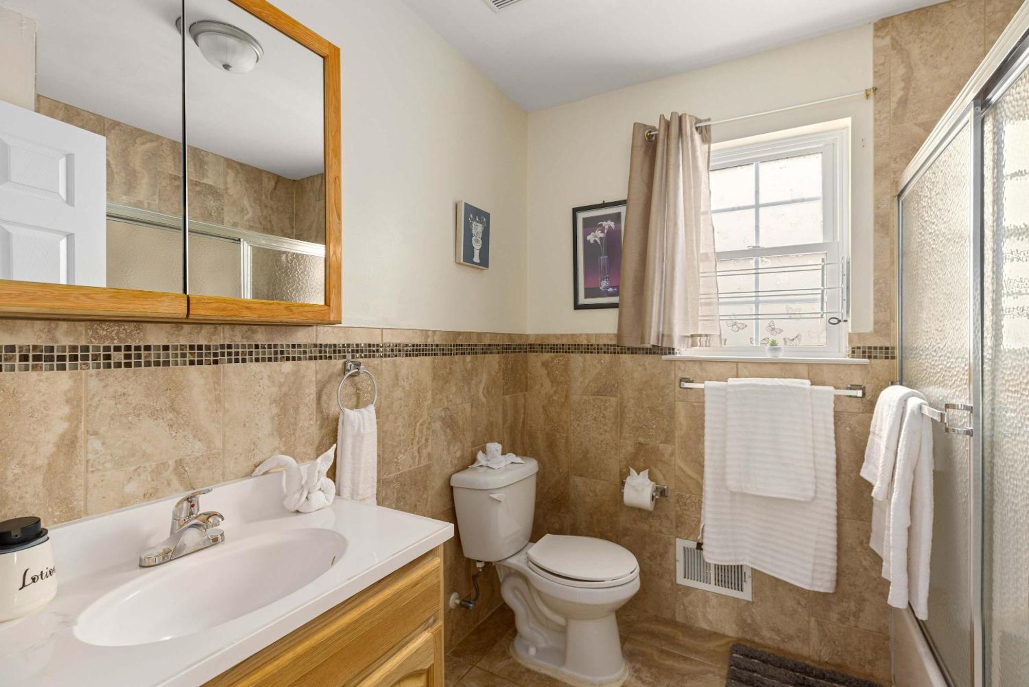 Gem Ruby 3br, 3ba - Sleeps 12 - Walk To Prudential Center And Penn Station, Near Ewr And American Dream Mall, Includes Parking - Wifi - Laundry - Backyard - Gym Newark