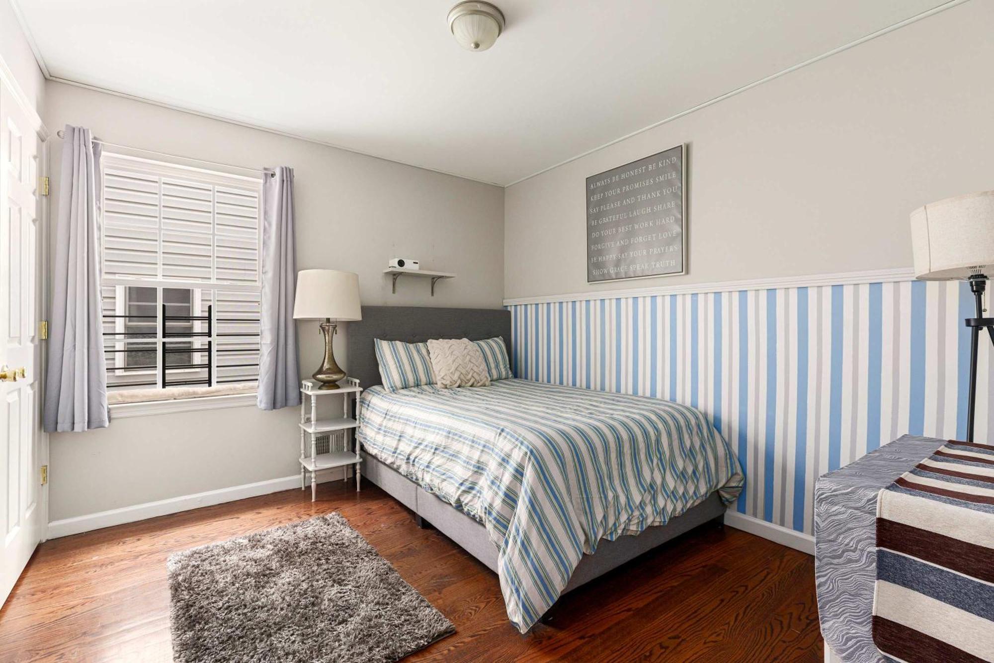 Gem Ruby 3br, 3ba - Sleeps 12 - Walk To Prudential Center And Penn Station, Near Ewr And American Dream Mall, Includes Parking - Wifi - Laundry - Backyard - Gym * Newark
