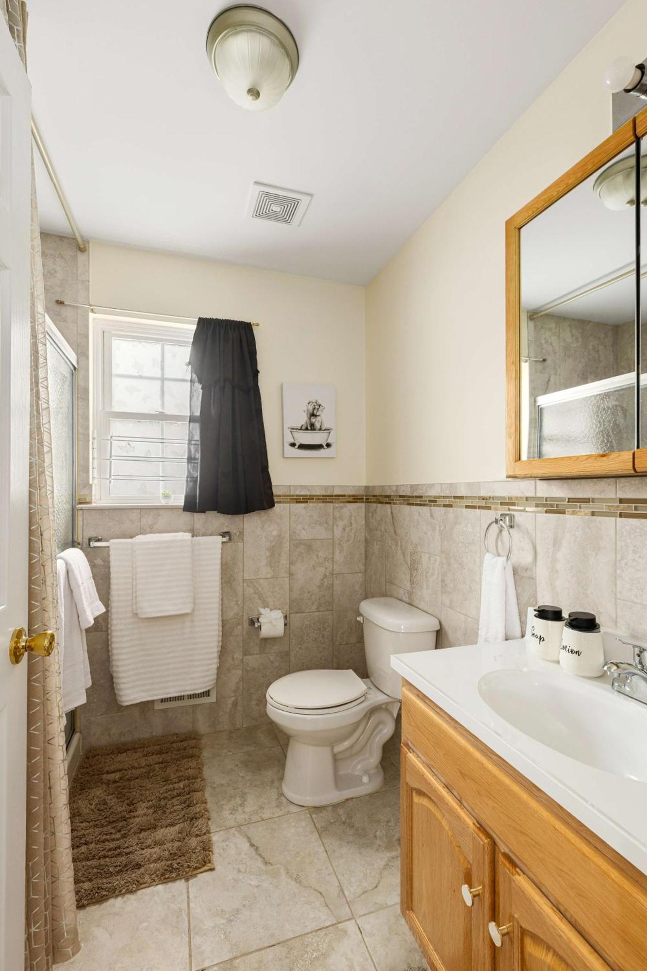 Casa de férias Gem Ruby 3br, 3ba - Sleeps 12 - Walk To Prudential Center And Penn Station, Near Ewr And American Dream Mall, Includes Parking - Wifi - Laundry - Backyard - Gym *