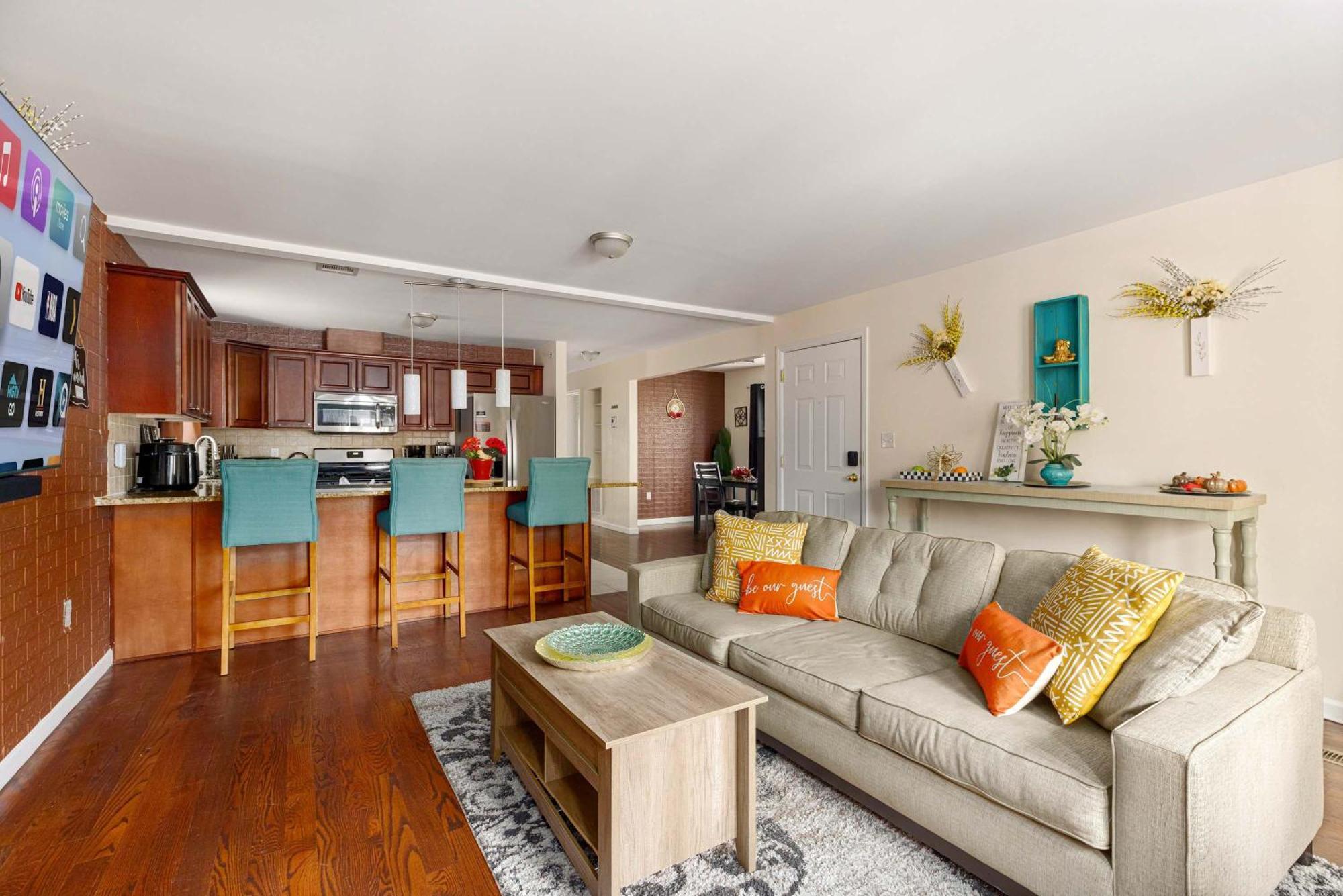 Gem Ruby 3br, 3ba - Sleeps 12 - Walk To Prudential Center And Penn Station, Near Ewr And American Dream Mall, Includes Parking - Wifi - Laundry - Backyard - Gym Casa de férias