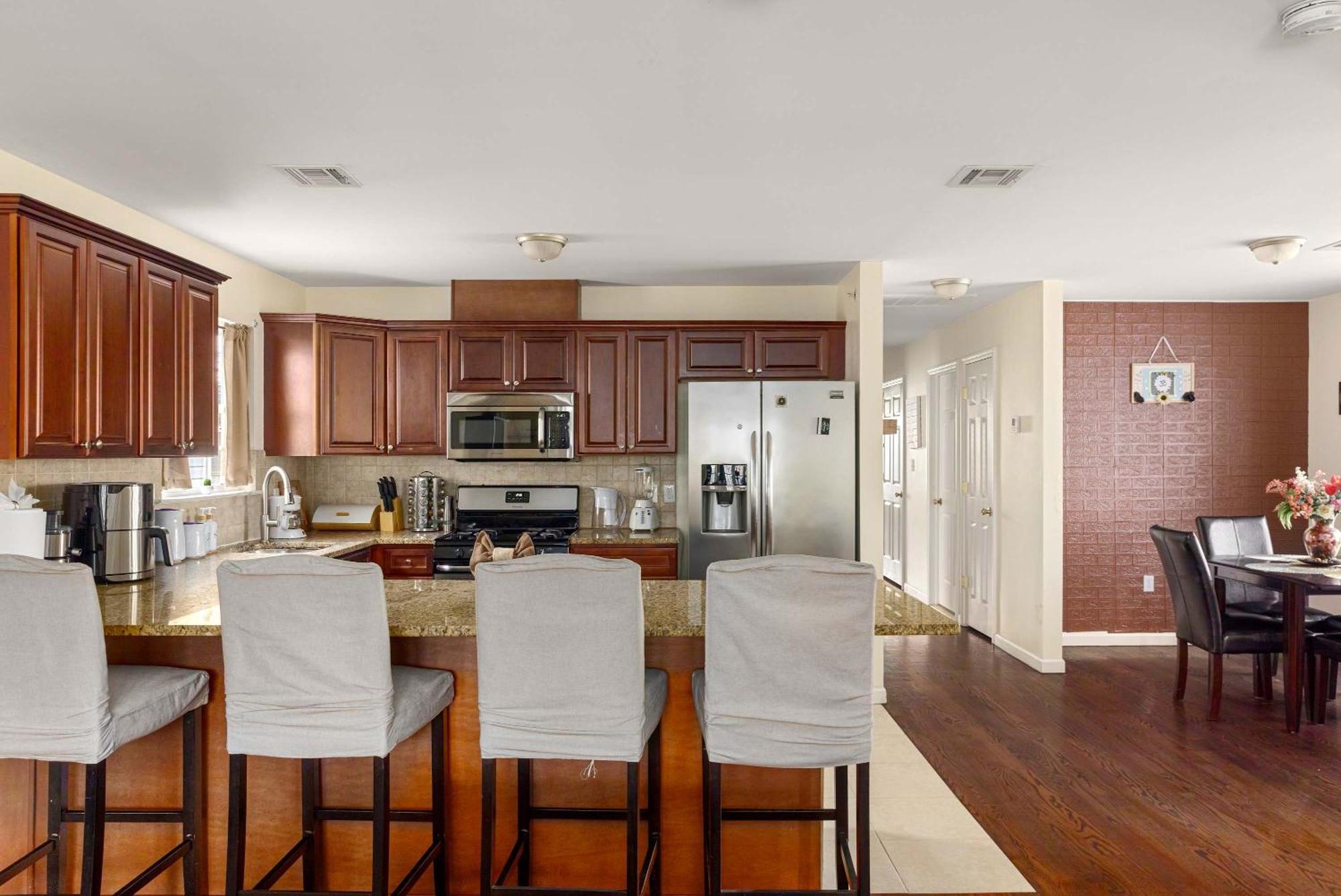 Holiday home 2nd Flr Gated With Gym Near Newark-penn Station