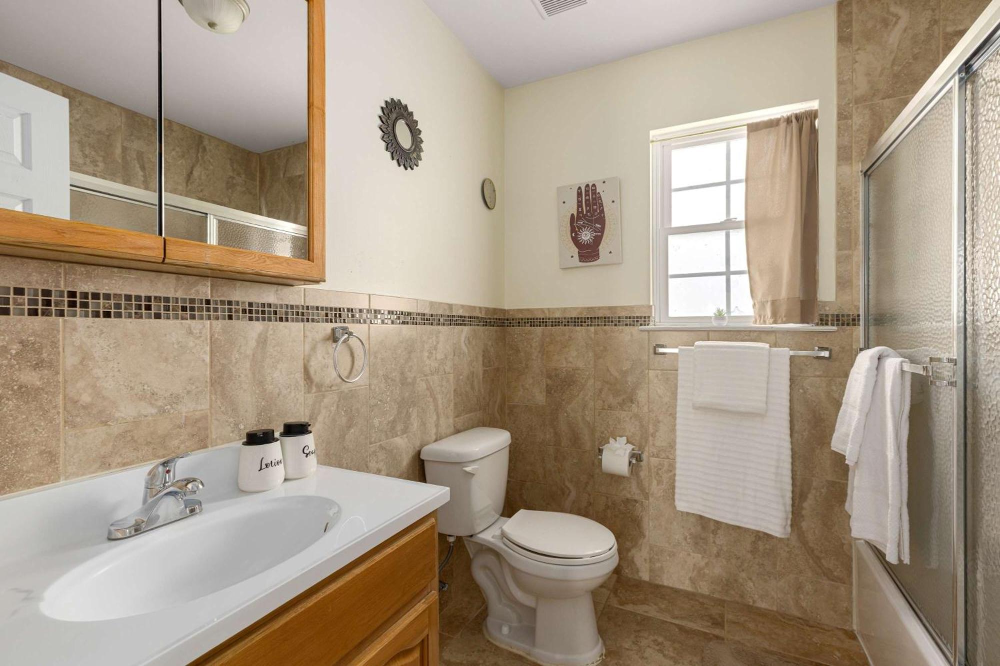 Holiday home 2nd Flr Gated With Gym Near Newark-penn Station Newark