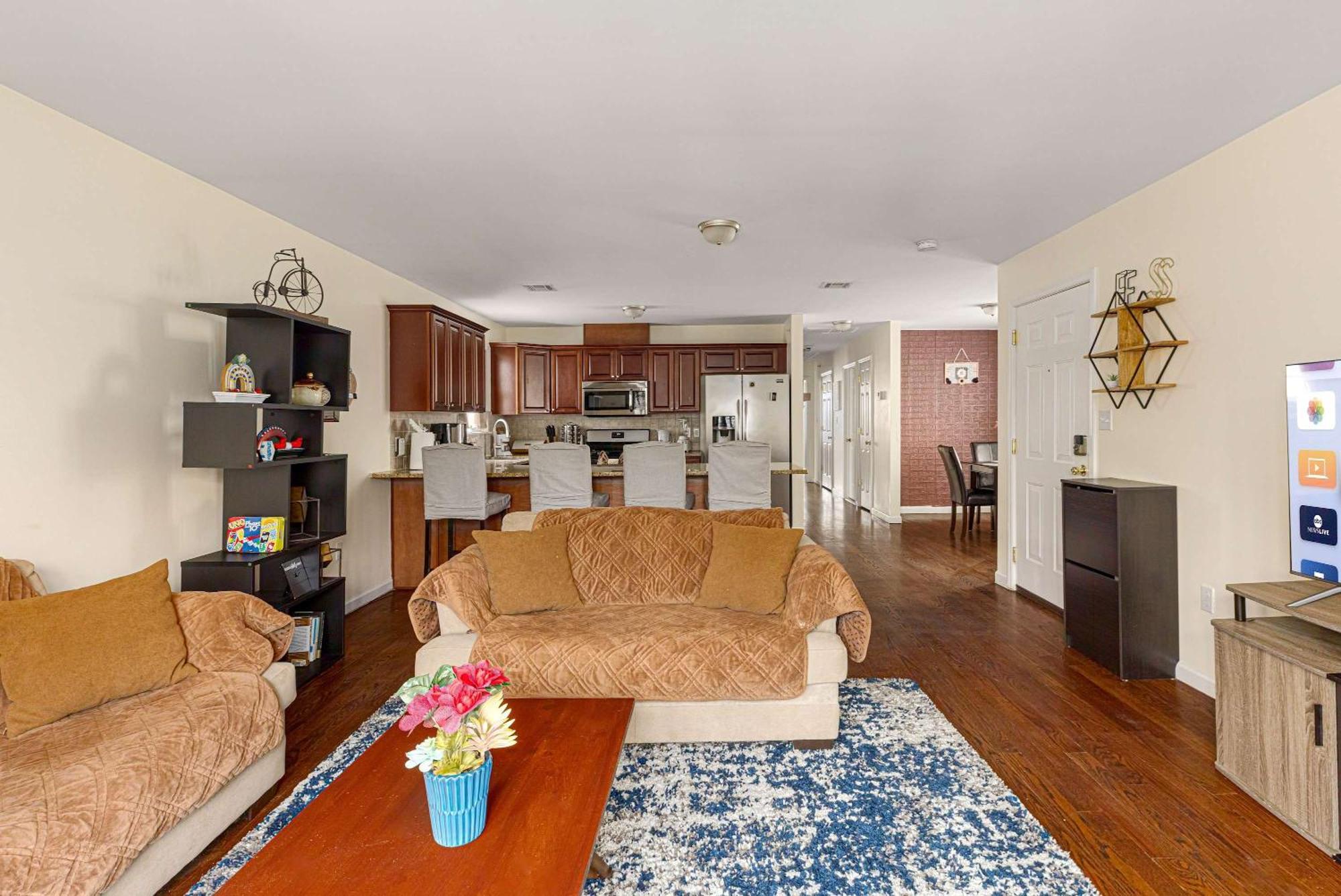 Holiday home 2nd Flr Gated With Gym Near Newark-penn Station *