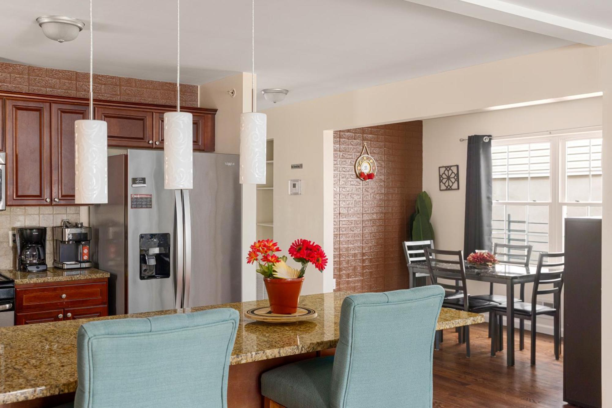 Gem Ruby 3br, 3ba - Sleeps 12 - Walk To Prudential Center And Penn Station, Near Ewr And American Dream Mall, Includes Parking - Wifi - Laundry - Backyard - Gym Casa de férias Newark