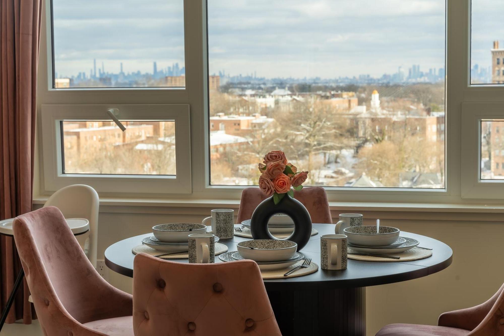 Rosy Retreat With Nyc Views By The Train, Free Parking, 3 Beds, 20 Percent Off 7 Days Apartment Newark
