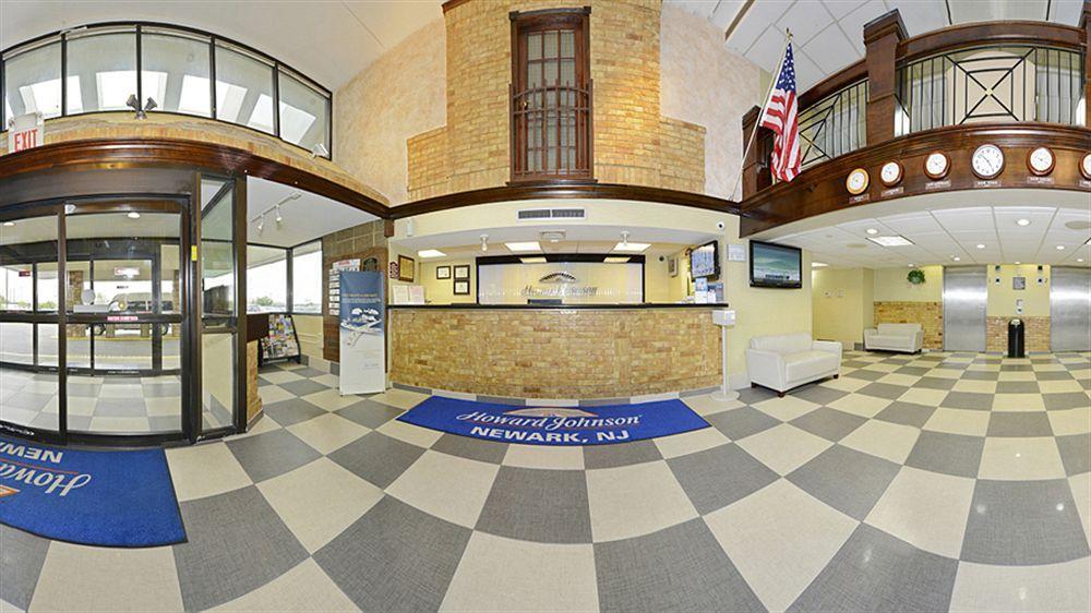 Howard Johnson By Wyndham Airport Hotel
