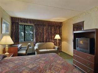 Howard Johnson By Wyndham Airport Hotel