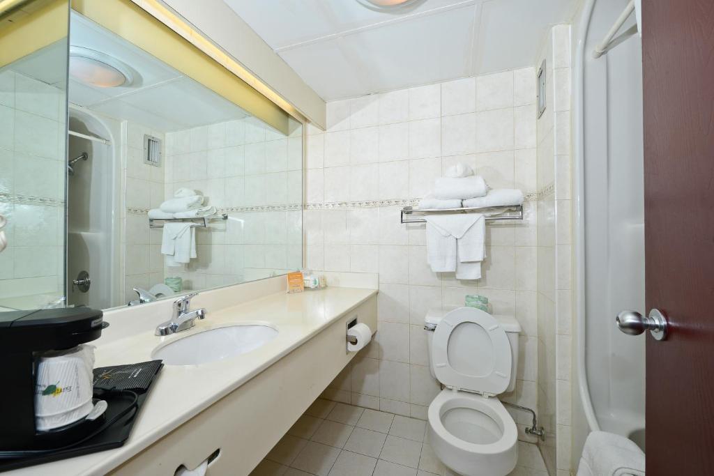 Howard Johnson By Wyndham Airport Hotel