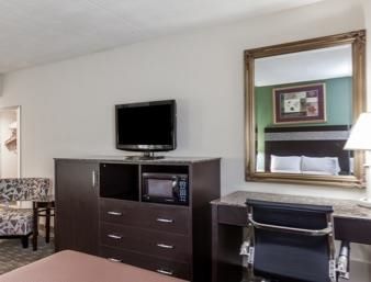 Howard Johnson By Wyndham Airport Hotel