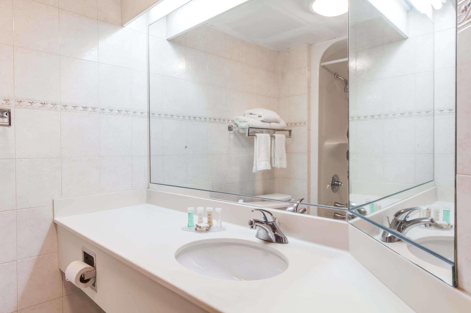 Hotel Howard Johnson By Wyndham Airport