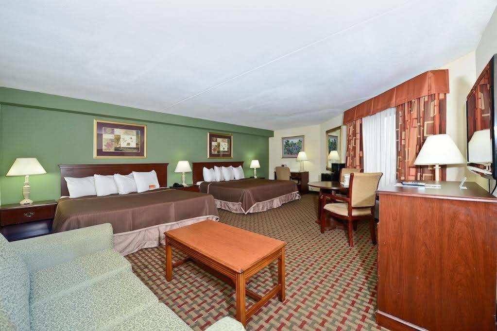 Hotel Howard Johnson By Wyndham Airport 2*