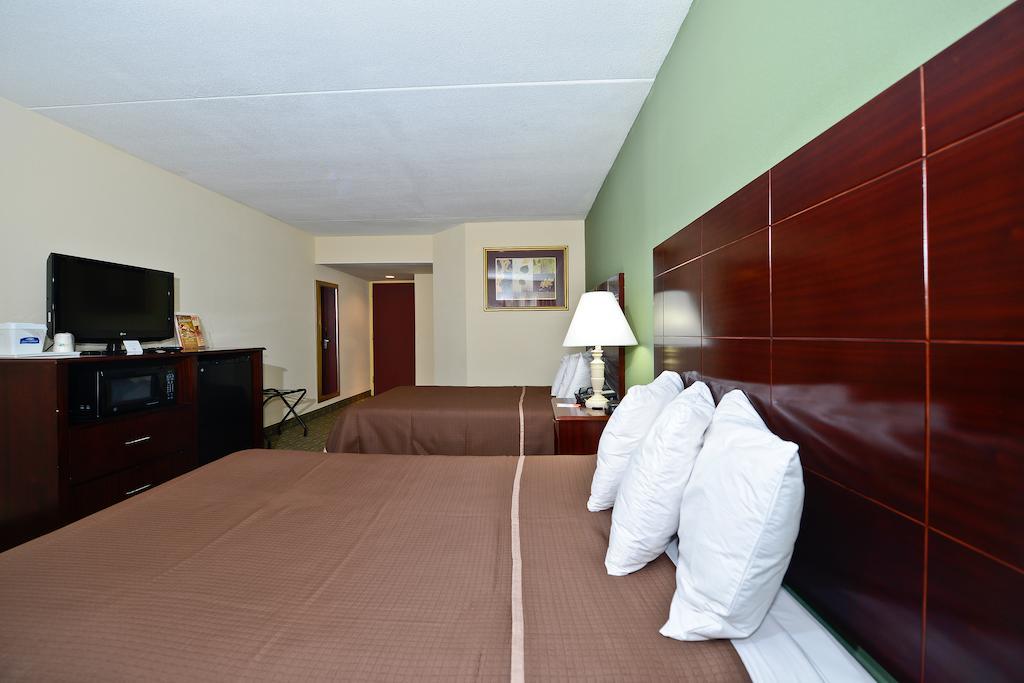 Howard Johnson By Wyndham Airport Hotel