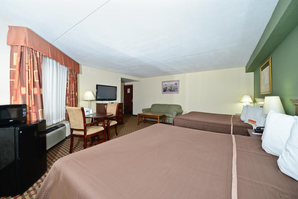 Hotel Howard Johnson By Wyndham Airport 2*
