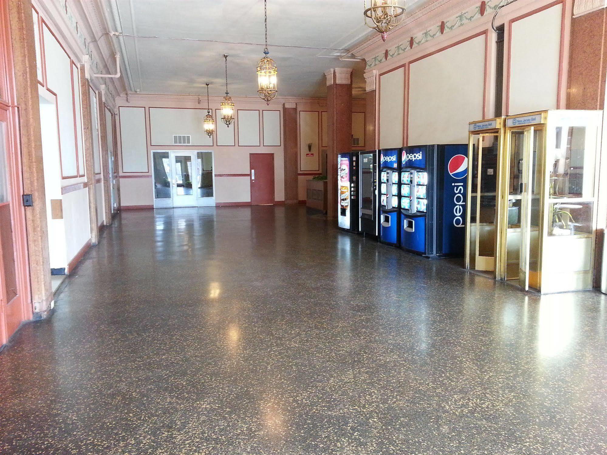 Hotel Riviera Newark