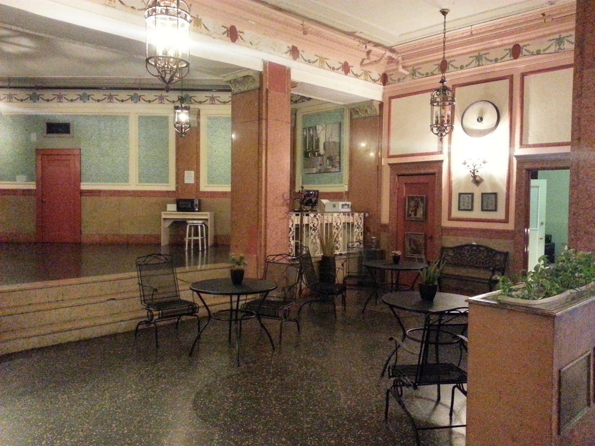 Riviera Hotel *