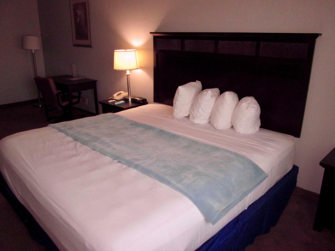 The Avenue 3*