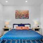 New! Vibrant Large Studio Dwntwn 18 Mins To Nyc