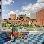 New! Vibrant Large Studio Dwntwn 18 Mins To Nyc