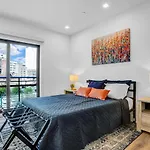 New! Vibrant Large Studio Dwntwn 18 Mins To Nyc