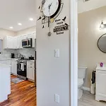 Luxe Newark Retreat With Rooftop Deck Pets Welcome!