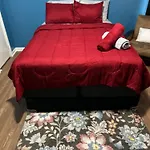 Fidelia Garnet Room, Queen Bed Minutes From Newark Liberty International Airport And Newark Penn Station
