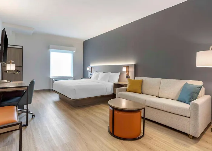 Comfort Inn & Suites Newark Liberty International Airport