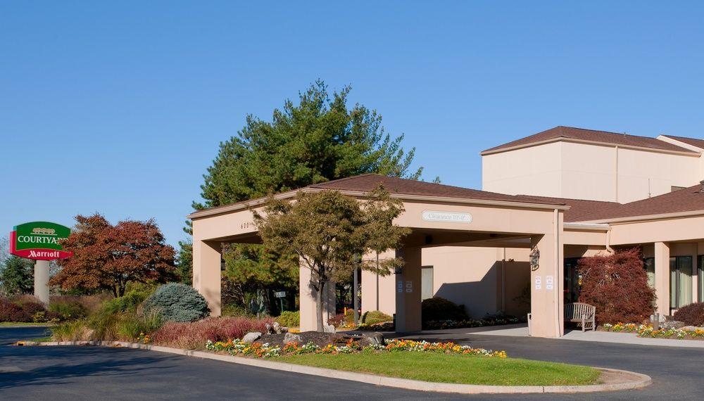 Hotel Courtyard Liberty International Airport 3*