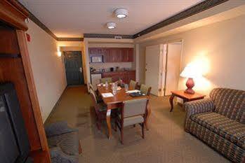 Hampton & By Hilton- Airport Elizabeth