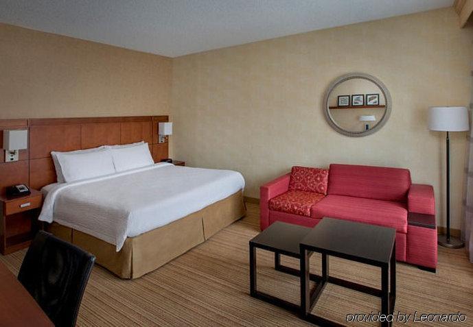 Hotel Courtyard Liberty International Airport 3*