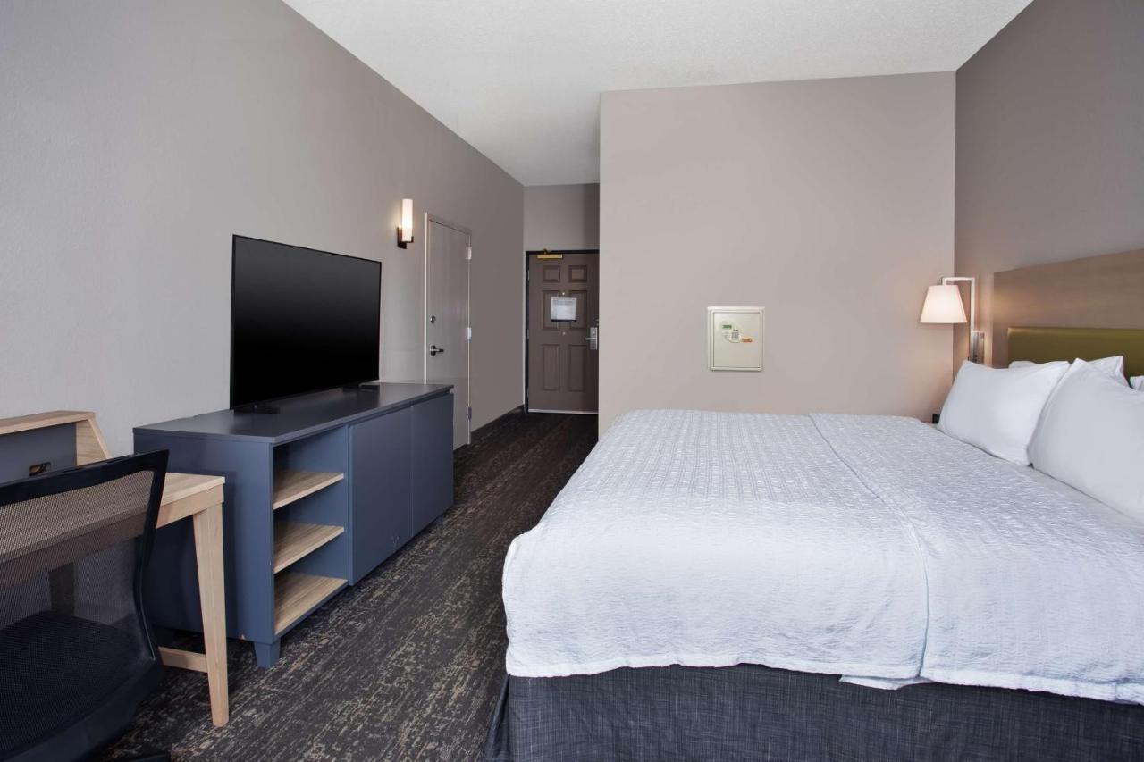 Hampton & By Hilton- Airport Elizabeth Newark