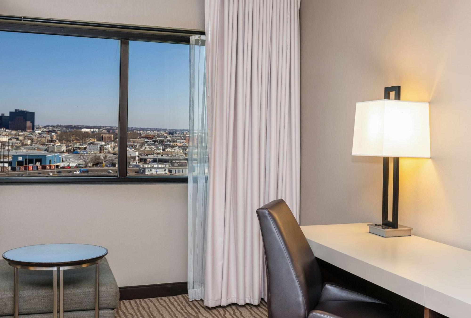 Doubletree By Hilton Airport