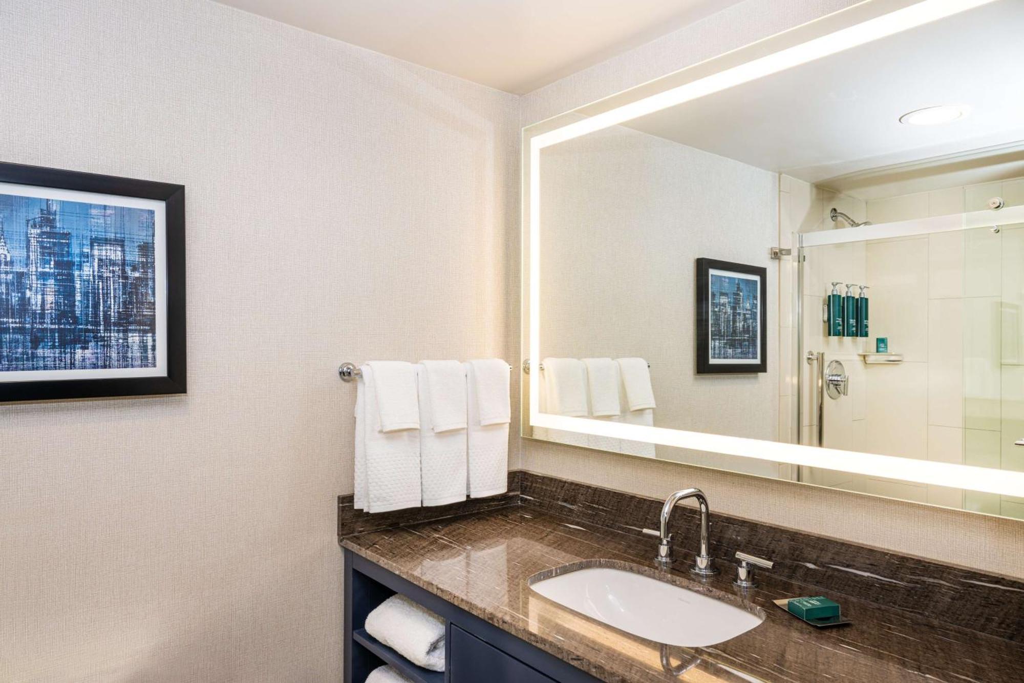 Hotel Doubletree By Hilton Airport 4*