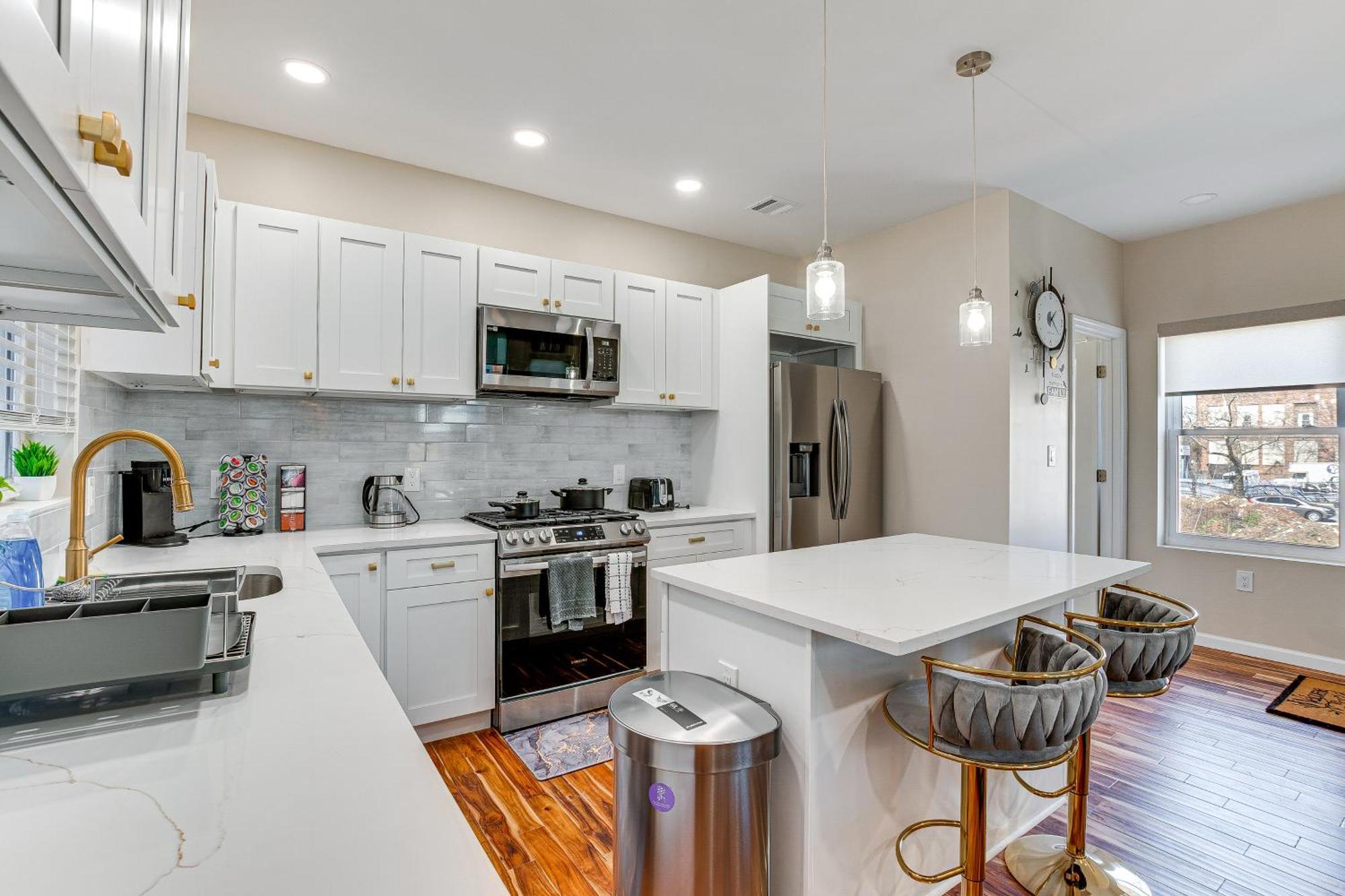 Luxe Retreat With Rooftop Deck Pets Welcome!