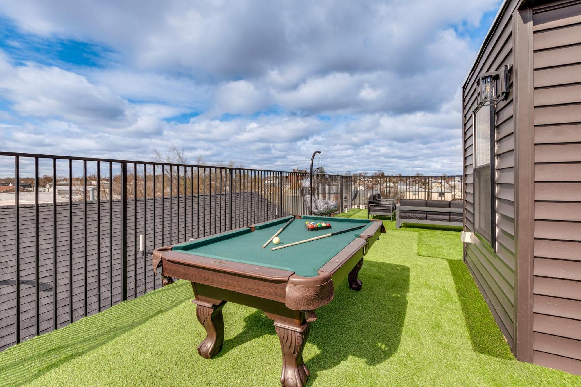 Luxe Retreat With Rooftop Deck Pets Welcome!