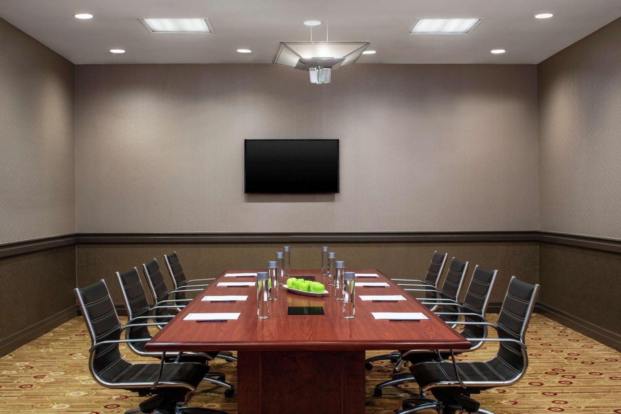 Doubletree By Hilton Airport Hotel Newark